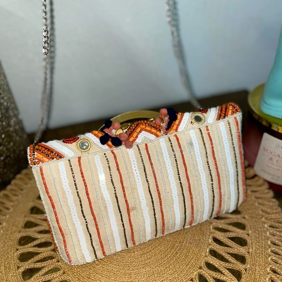 Multicolored casual crossbody, pair with a pair of jeans and your ready to go! - Picture 3 of 4